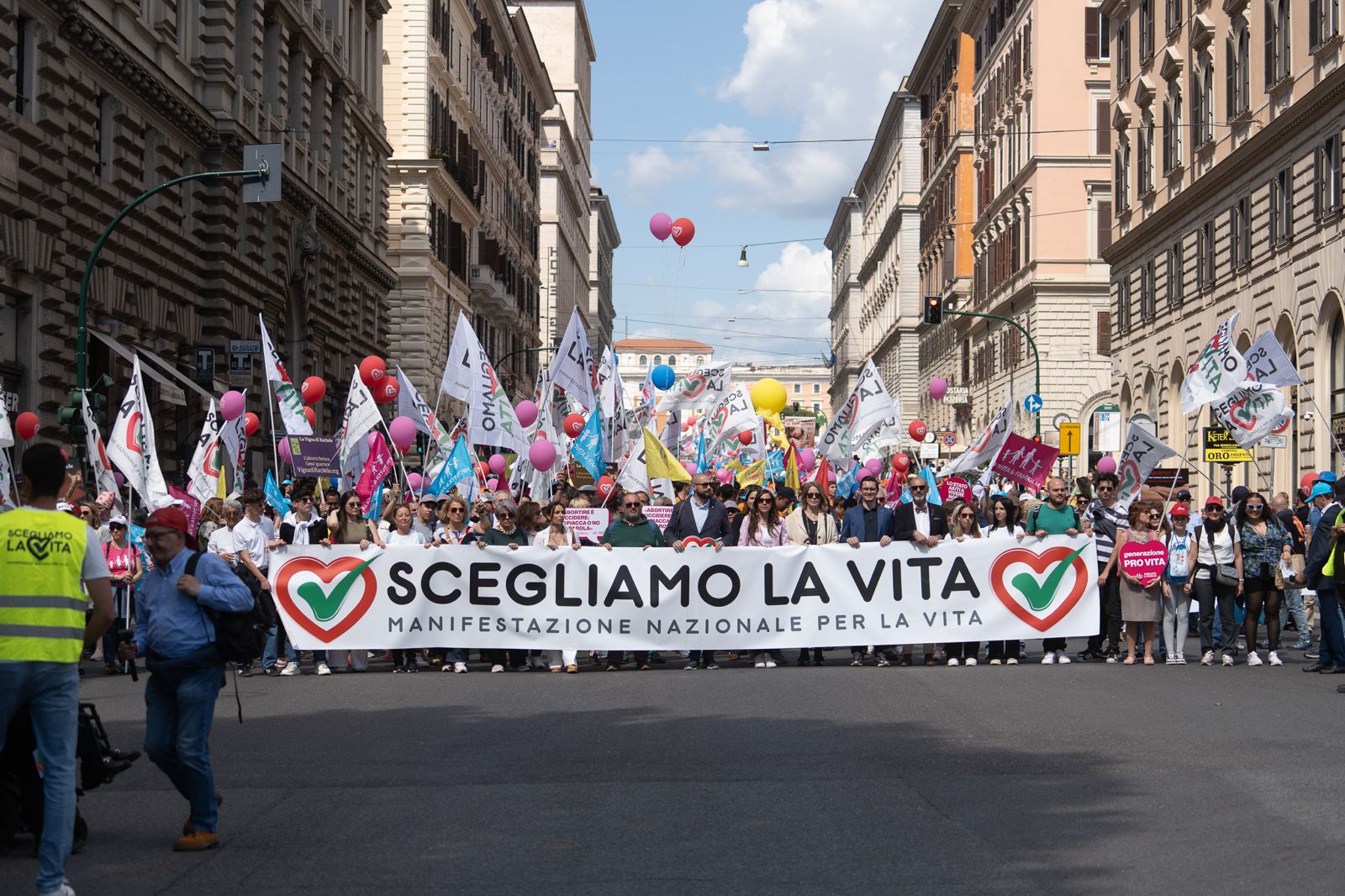Manifestazione per la Vita. Oltre 10.000 in piazza a Roma contro aborto, eutanasia e manipolazione embrioni 1